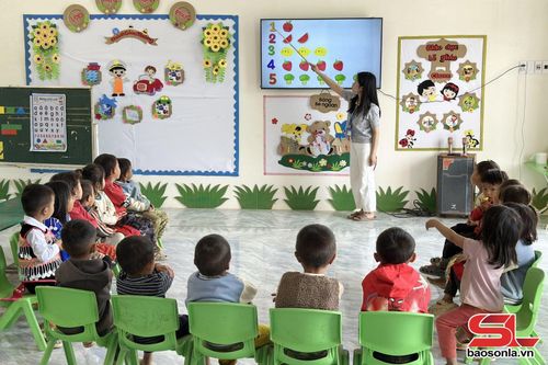 Giờ học của cô và trò điểm trường Nậm Lạn,