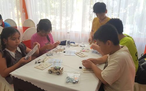 Học sinh tìm hiểu cơ chế xe chạy bằng năng lượng mặt trời