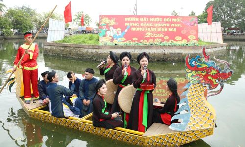 Hát quan họ trên thuyền trong ngày hội. Ảnh: Thanh Lâm