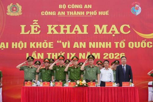 Các đại biểu tham dự lễ khai mạc.
