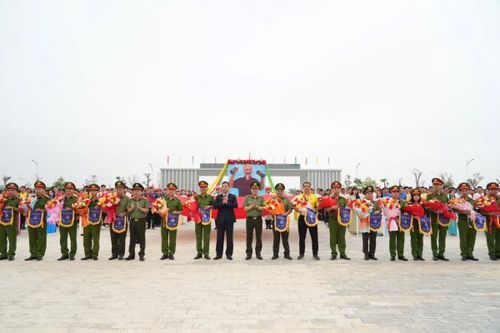 Lãnh đạo TP Huế và lãnh đạo Công an thành phố trao hoa, cờ lưu niệm cho các đoàn VĐV tham gia Đại hội khỏe.