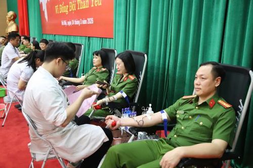 CBCS Văn phòng Cơ quan CSĐT tham gia hiến máu tình nguyện.