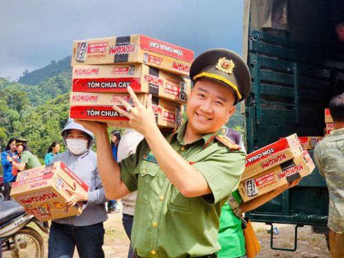 Đại úy Phạm Xuân Trường trực tiếp tham gia hỗ trợ người dân vùng cao trong hoạt động tình nguyện.