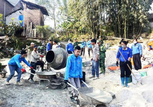Đoàn viên, thanh niên trên địa bàn tỉnh tham gia bê tông hóa đường nông thôn, góp phần xây dựng hạ tầng giao thông vùng khó khăn, biên giới.