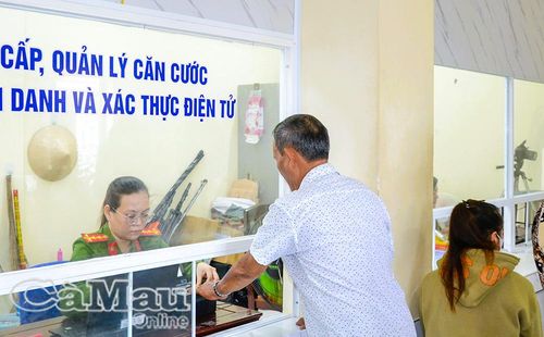 Thực hiện cấp và xác thực định danh điện tử cho công dân tại Công an xã Hòa Bình.