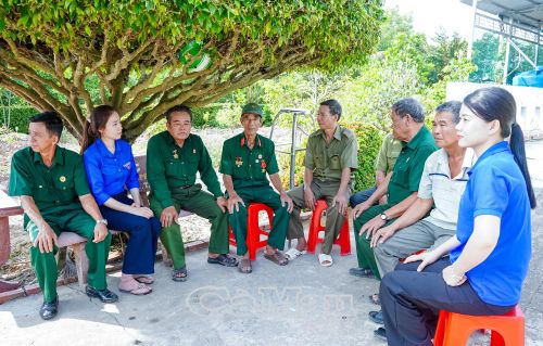 ĐVTN xã Trí Phải cùng ngồi lại lắng nghe thế hệ đi trước chia sẻ kinh nghiệm sống và làm việc sau khi hoàn thành các công trình, phần việc.
