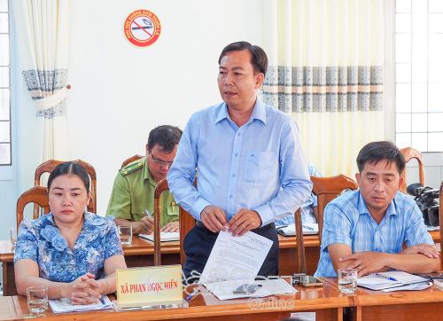 Đồng chí Huỳnh Thanh Đảm, Phó Chủ tịch UBND Xã Phan Ngọc Hiển, đề xuất quy hoạch vùng nuôi hàu lồng phục vụ sinh kế người dân.