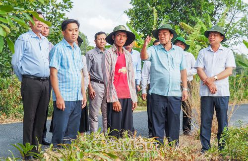 Đoàn công tác khảo sát tình hình sản xuất của người dân ấp Vịnh Nước Sôi, xã Đất Mũi.