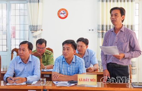 Đồng chí Cao Văn Phú, Chủ tịch UBND xã Đất Mũi, kiến nghị về cơ chế đất rừng.