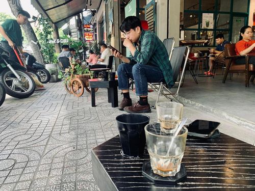Nhiều người có thói quen uống vài ly cà phê mỗi ngày. Ảnh: PV