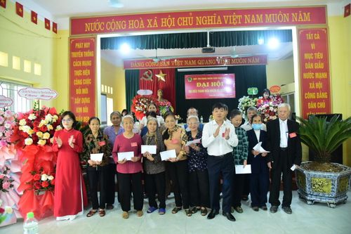 Những thành viên có thành tích xuất sắc trong hoạt động năm 2025 đón nhận khen thưởng. Ảnh: Nguyễn Công