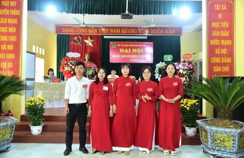 Hội đồng quản trị nhiệm kỳ mới ra mắt đại hội. Ảnh: Nguyễn Công