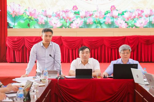 Phó Bí thư Đảng ủy, Chủ tịch UBND xã Phùng Huy Diễn phát biểu. Ảnh PV