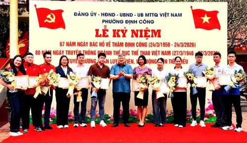 Lãnh đạo phường Định Công tặng giấy khen tuyên dương các huấn luyện viên, vận động viên có thành tích xuất sắc. Ảnh: PV