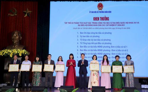 Bí thư Đảng ủy, Chủ tịch Ủy ban Bầu cử phường Hoàn Kiếm Vũ Đăng Định và Phó Bí thư Thường trực Đảng ủy phường Trương Thị Thanh Nhàn khen thưởng các tập thể có thành tích xuất sắc trong công tác bầu cử đại biểu Quốc hội khóa XVI và đại biểu HĐND các cấp. Ảnh: PV