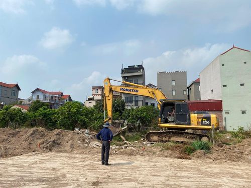 Ban Quản lý dự án Đầu tư – Hạ tầng xã Phúc Thịnh tiến hành dọn dẹp mặt bằng những diện tích đất người dân đã bàn giao thực hiện dự án. Ảnh: Thanh Hà