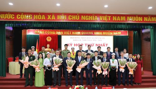 Chủ tịch, Phó Chủ tịch HĐND, UBND xã và trưởng các ban của HĐND xã nhiệm kỳ 2026-2031 ra mắt. Ảnh: Đinh Hồng