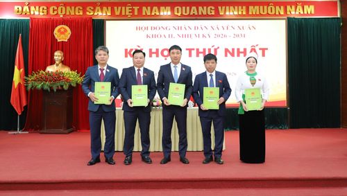 Trao Nghị quyết xác nhận tư cách đại biểu HĐND xã. Ảnh: PV