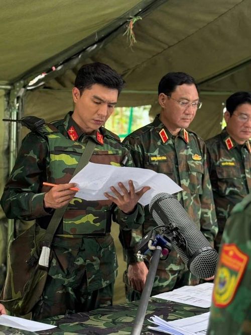 Nam diễn viên "đốn tim" fan với những hình ảnh hậu trường "Không giới hạn".