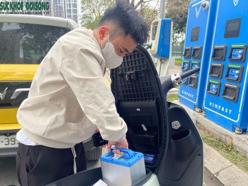 Anh Nguyễn Trọng Toàn mất khoảng 2-3 phút để hoàn thành việc đổi pin.