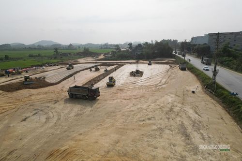 Máy xúc xử lý mặt bằng, tập kết đất đá dọc tuyến.