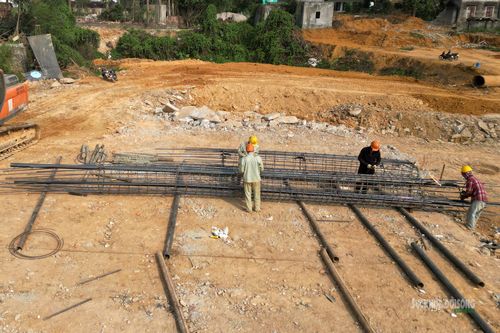 Công nhân gia công lồng thép phục vụ thi công các hạng mục nền móng.