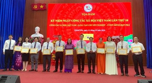 Lãnh đạo BVĐK Khánh Hòa khen thưởng các tập thể trong bệnh viện.