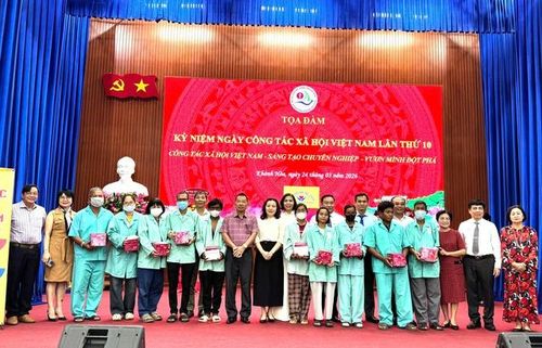 Tặng quà cho nhiều bệnh nhân khó khăn ngay tại chương trình tọa đàm.