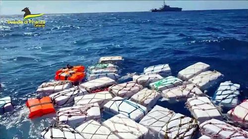 Lực lượng Cảnh sát Tài chính Italy phát hiện số cocaine trong một chuyến bay giám sát thường kỳ ngoài khơi phía Đông đảo Sicily (Italy). Ảnh: CNN