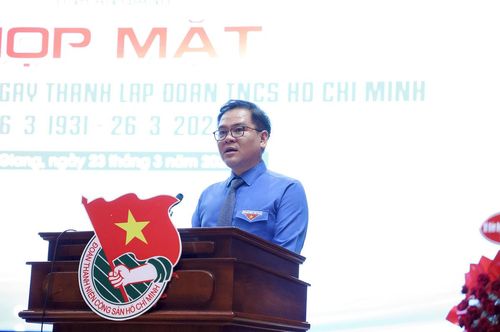 Ông Phan Duy Bằng - Phó Chủ tịch Ủy ban MTTQ Việt Nam tỉnh, Bí thư Tỉnh Đoàn An Giang phát biểu tại buổi lễ. Ảnh: N.H