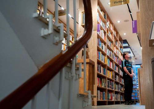  Không gian hiệu sách ngoại văn InBook. 