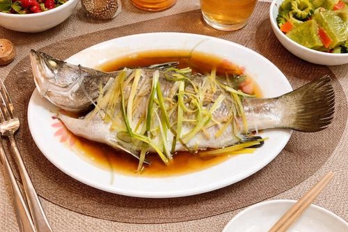  Cá chẽm là loại cá ít xương, thịt mềm, không tanh, phù hợp với mọi người, kể cả trẻ em và người lớn tuổi. Ảnh: Icook. 