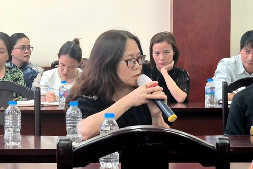  Bà Nguyễn Thị Thu, Giám đốc NXB Phụ nữ Việt Nam chi nhánh TP.HCM, góp ý tại buổi tổng kết. 