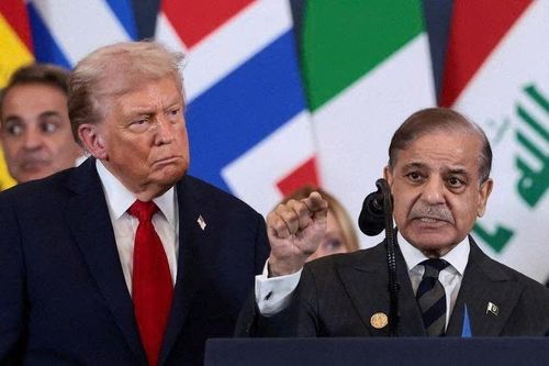 Ông Trump đứng bên Thủ tướng Pakistan Shehbaz Sharif tại hội nghị thượng đỉnh bàn về chấm dứt chiến sự Gaza tổ chức ở Sharm El-Sheikh, Ai Cập, ngày 13/10/2025. Ảnh: Reuters.