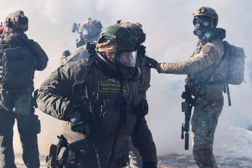  Các đặc vụ liên bang dùng hơi cay để giải tán đám đông tại Minneapolis, bang Minnesota, Mỹ, ngày 24/1. Ảnh: Reuters. 