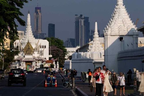  Du khách đi bộ trên đường phố Bangkok, Thái Lan, năm 2025. 
