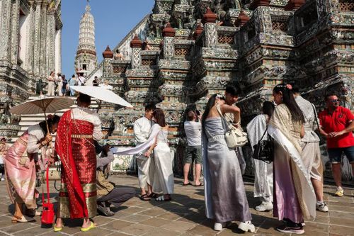  Du khách tham quan chùa Wat Arun tại Bangkok, Thái Lan, năm 2025. 