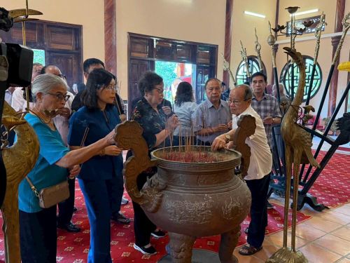 Các đại biểu dâng hương