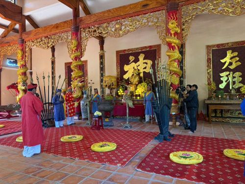 Nghi lễ dâng hương được tổ chức trang trọng bên trong Đền thờ Lương Văn Chánh, thể hiện lòng tri ân sâu sắc của các thế hệ đối với bậc tiền nhân có công khai phá vùng đất