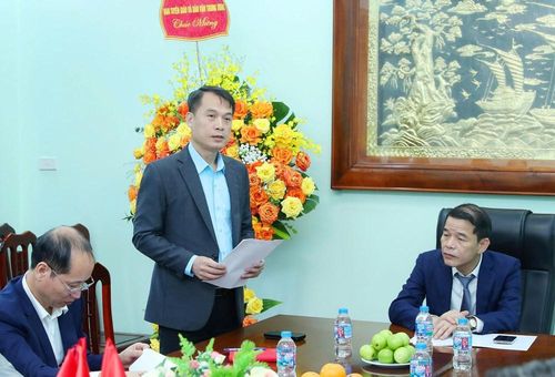 Phó Giám đốc phụ trách Trung tâm Đào tạo vận động viên cấp cao Hà Nội Nguyễn Anh Minh báo cáo tại buổi làm việc
