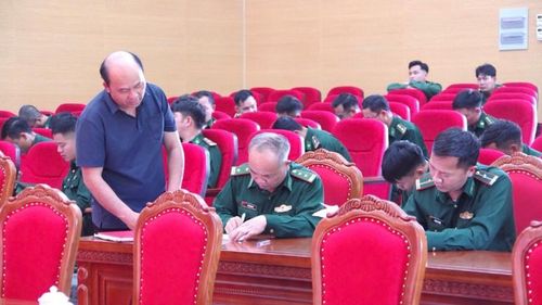Các thí sinh tham gia phần thi viết tiếng Mông.
