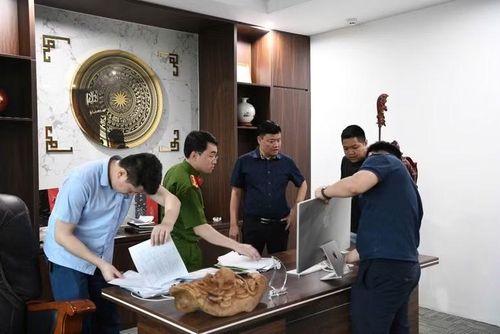 Công an khám xét chỗ ở, nơi làm việc của các đối tượng.