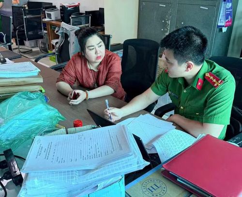 Công an làm việc với đối tượng.