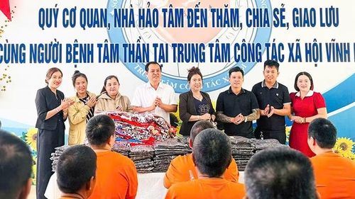 Nhà hảo tâm giao lưu với người bệnh tâm thần.