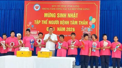Tổ chức sinh nhật tập thể cho người bị bệnh tâm thần ở Trung tâm công tác xã hội Vĩnh Long.