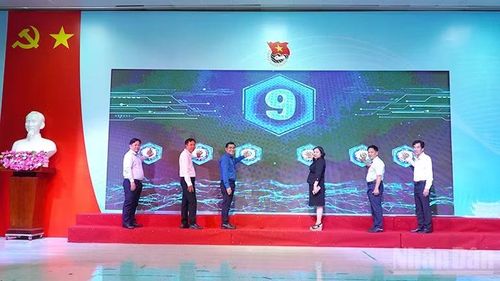 Đại biểu thực hiện nghi thức ấn nút khai mạc Ngày hội.