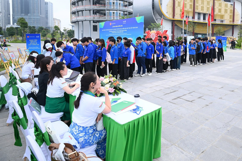Nhiều bạn trẻ trên địa bàn Thủ đô đăng ký tham gia các hoạt động bảo vệ môi trường. Ảnh: TÙNG ĐINH