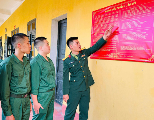 Chiến sĩ Đỗ Hoàng Hiệp (giữa) nghe cán bộ đơn vị phổ biến các quy định cho chiến sĩ mới.
