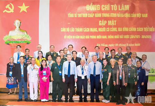 Bà mẹ Việt Nam anh hùng Lê Thị Minh Thủy (áo dài màu hồng) tham gia chương trình Tổng Bí thư Tô Lâm gặp mặt cán bộ lão thành cách mạng, người có công, gia đình chính sách tiêu biểu nhân dịp Kỷ niệm 50 năm Ngày giải phóng miền Nam, thống nhất đất nước (30-4-1975/30-4-2025) tại TP Đà Nẵng, tháng 3-2025. Ảnh: MAI VĂN ĐÔNG