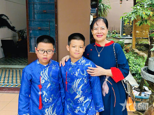 Bà mẹ Việt Nam anh hùng Lê Thị Minh Thủy cùng hai cháu nội (con của liệt sĩ Dương Lê Minh). Ảnh: Nhân vật cung cấp